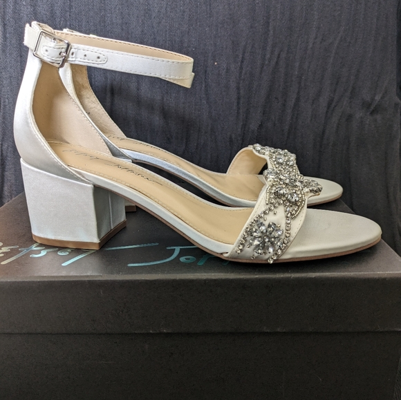 Betsy Johnson bridal 1 inch heel size 7.5 - Picture 2 of 3